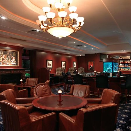 Chateau Louis Hotel & Conference Centre Эдмонтон Экстерьер фото