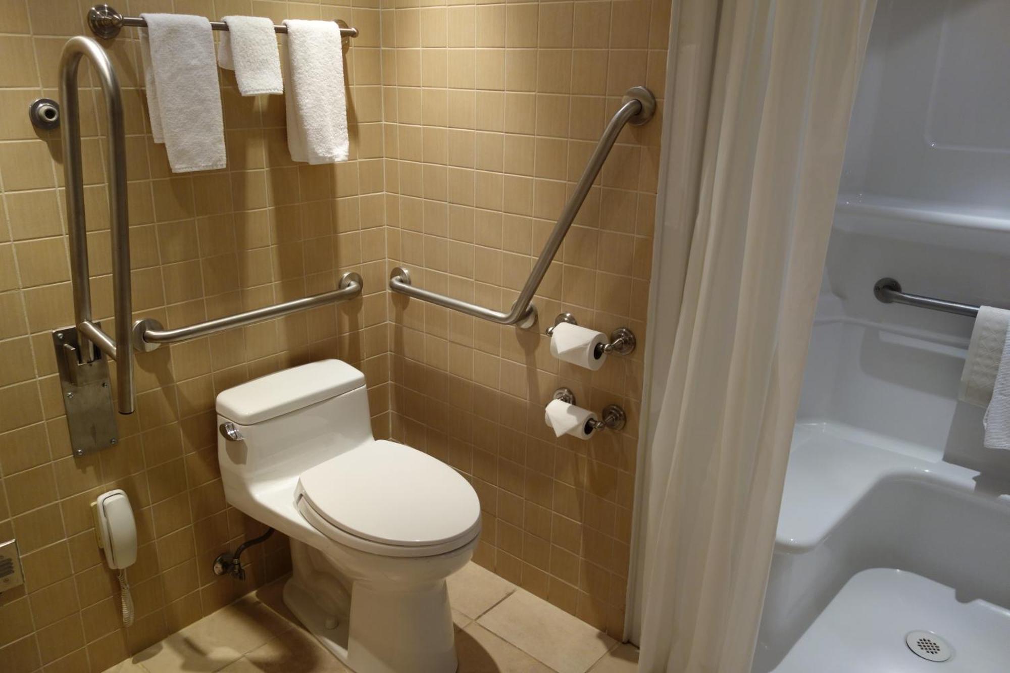 Chateau Louis Hotel & Conference Centre Эдмонтон Экстерьер фото