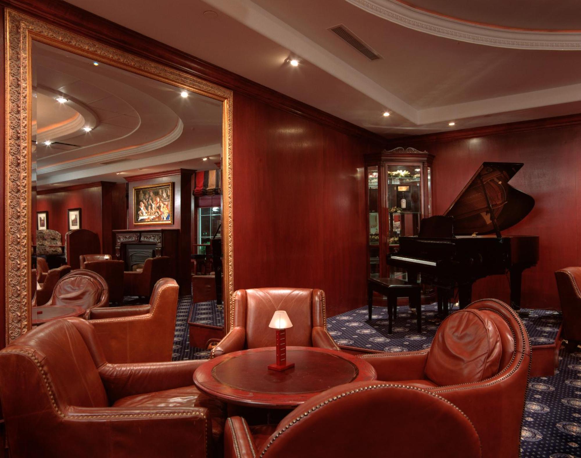 Chateau Louis Hotel & Conference Centre Эдмонтон Экстерьер фото