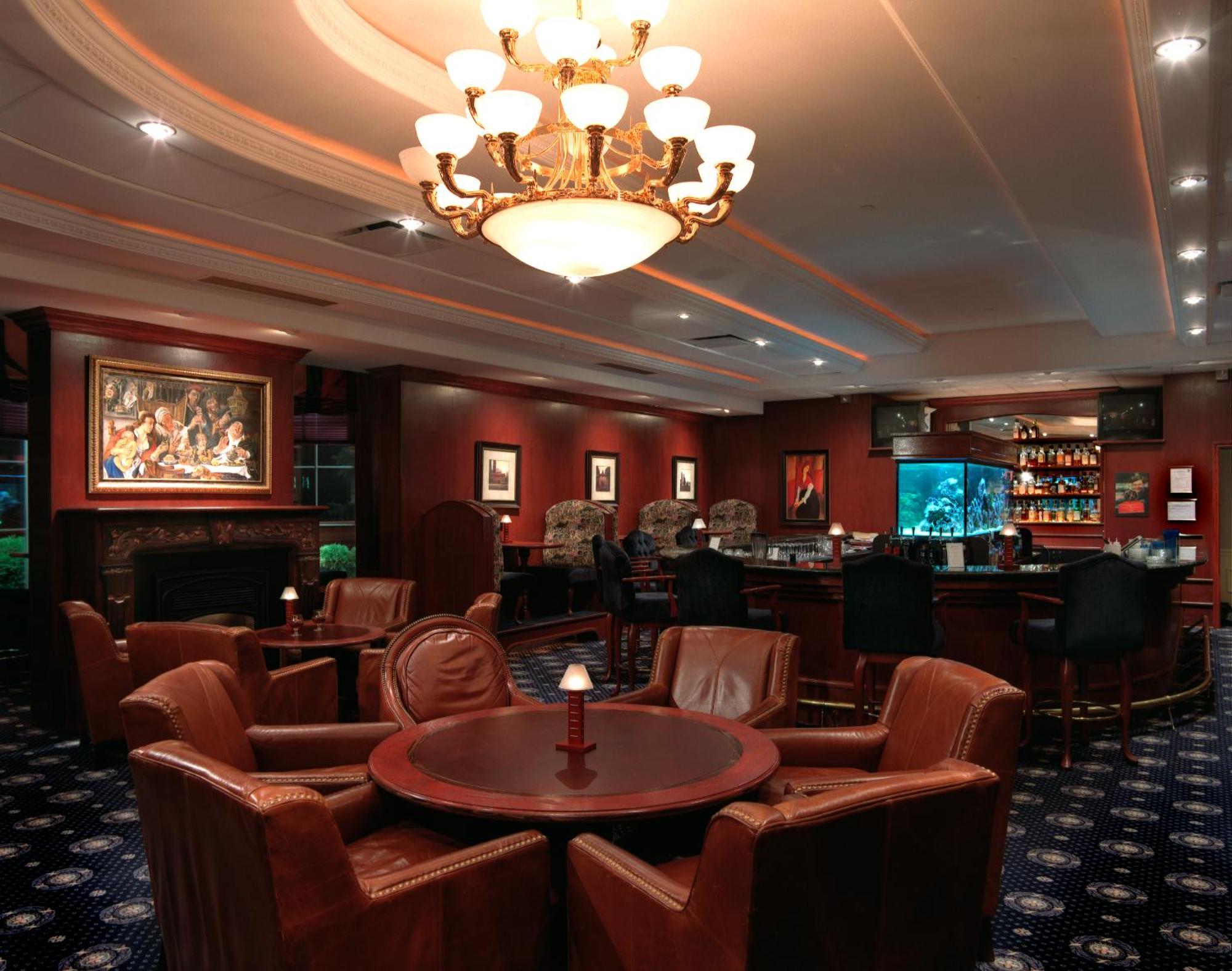 Chateau Louis Hotel & Conference Centre Эдмонтон Экстерьер фото