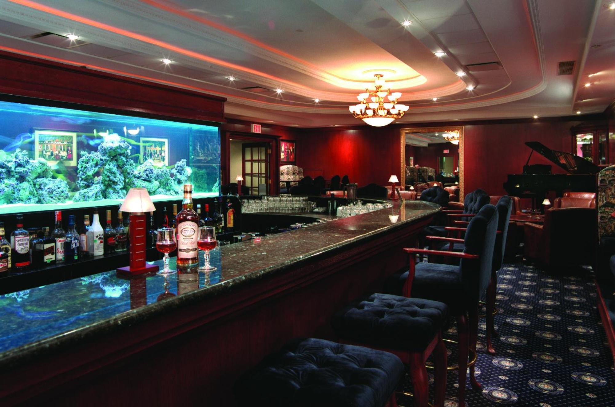 Chateau Louis Hotel & Conference Centre Эдмонтон Экстерьер фото