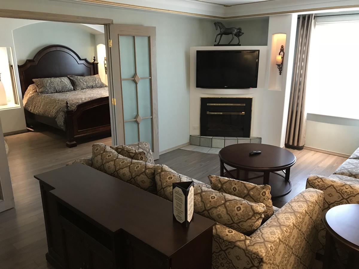Chateau Louis Hotel & Conference Centre Эдмонтон Экстерьер фото
