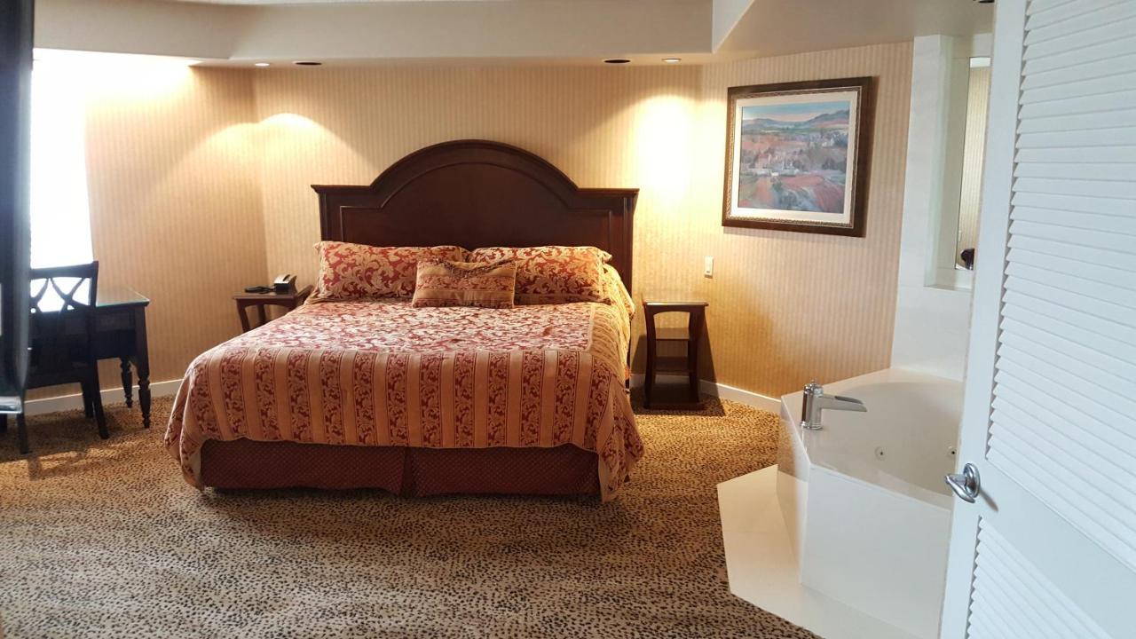 Chateau Louis Hotel & Conference Centre Эдмонтон Экстерьер фото