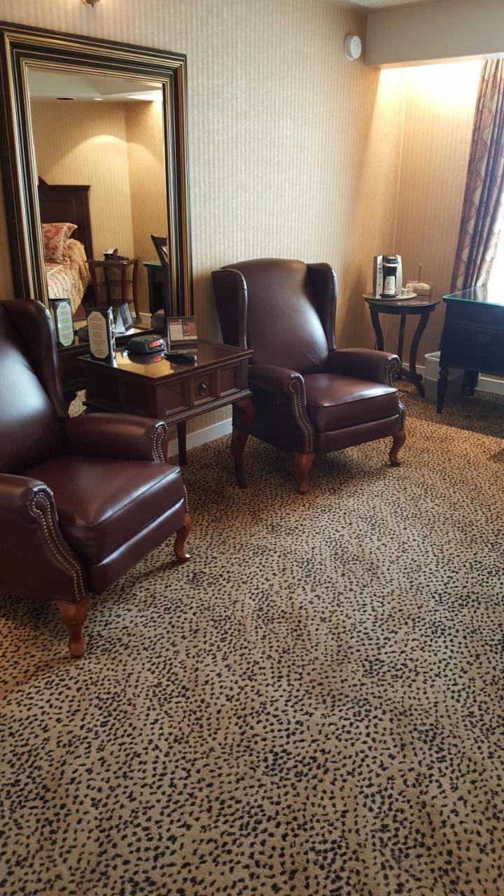 Chateau Louis Hotel & Conference Centre Эдмонтон Экстерьер фото