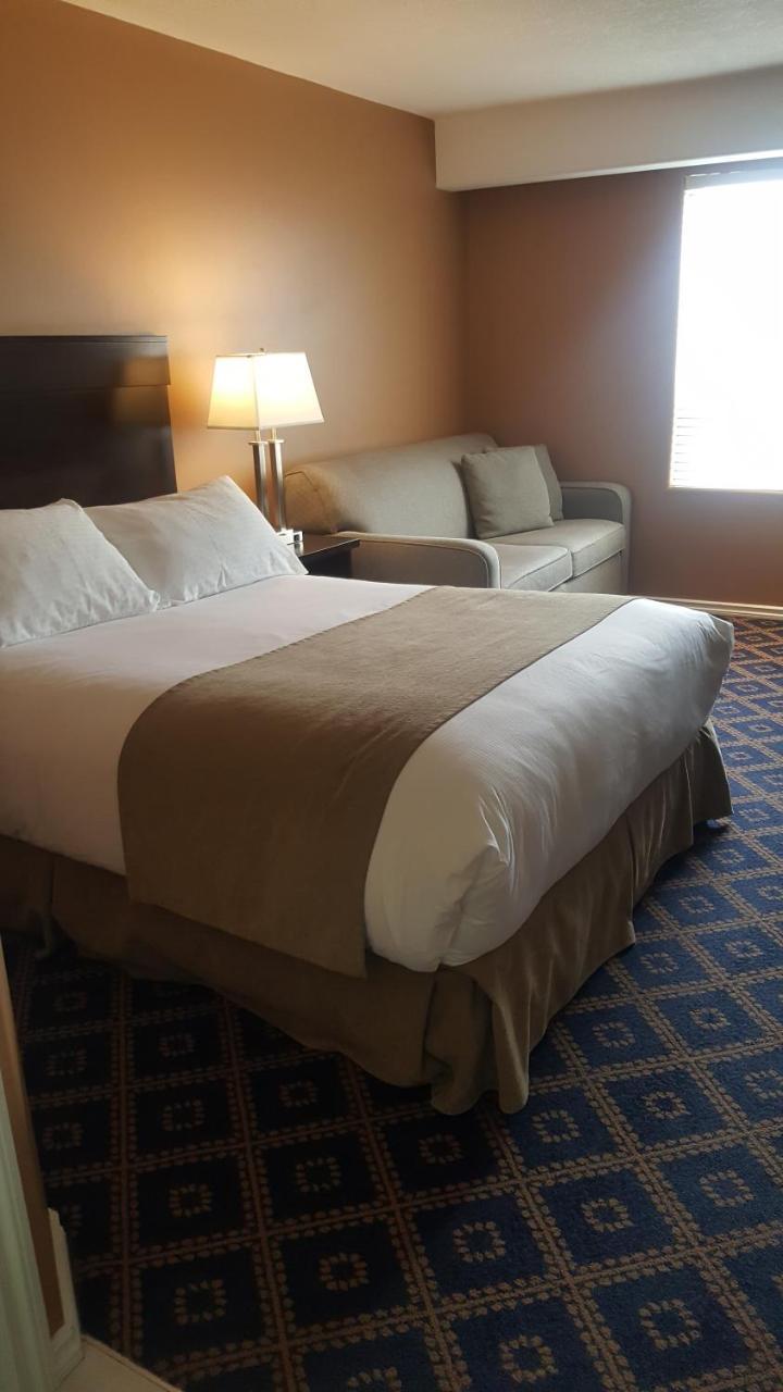 Chateau Louis Hotel & Conference Centre Эдмонтон Экстерьер фото
