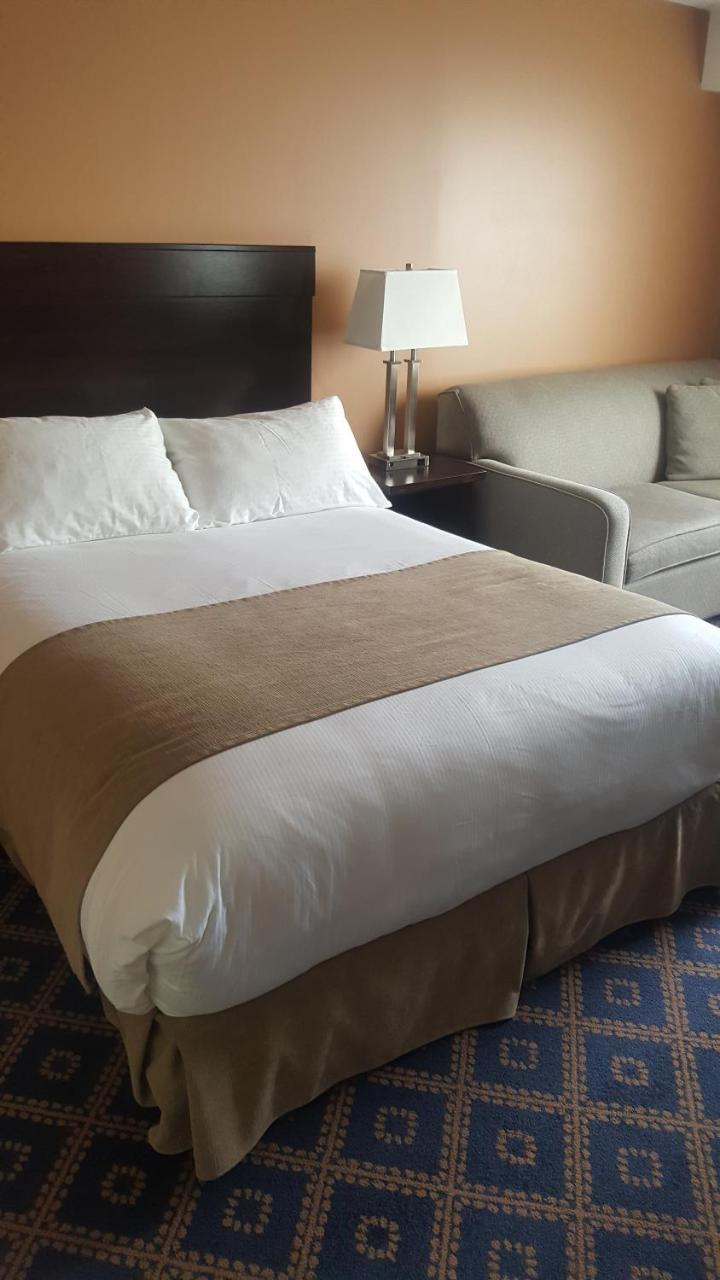 Chateau Louis Hotel & Conference Centre Эдмонтон Экстерьер фото