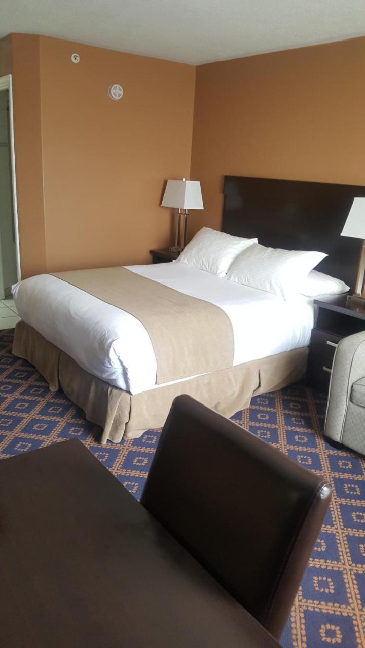 Chateau Louis Hotel & Conference Centre Эдмонтон Экстерьер фото