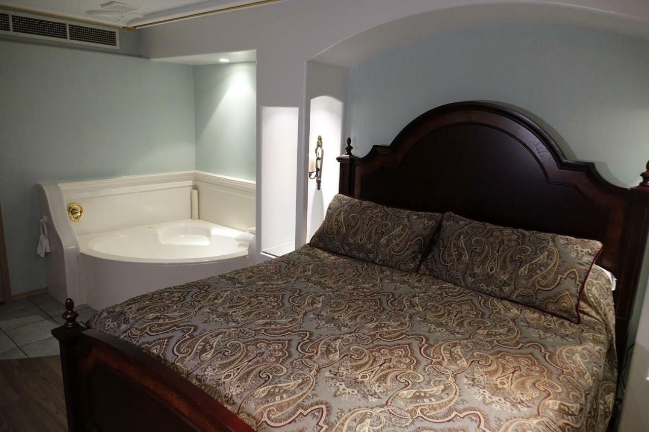 Chateau Louis Hotel & Conference Centre Эдмонтон Экстерьер фото