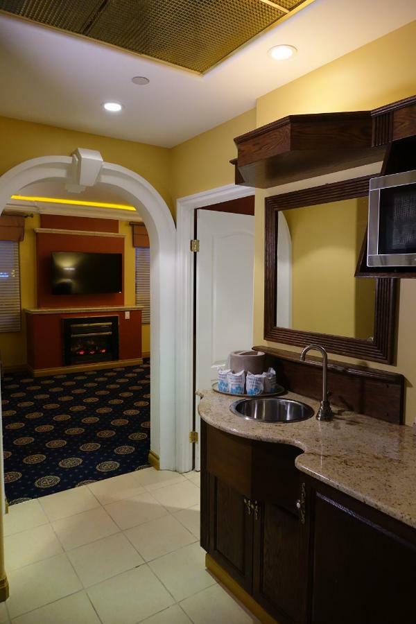 Chateau Louis Hotel & Conference Centre Эдмонтон Экстерьер фото