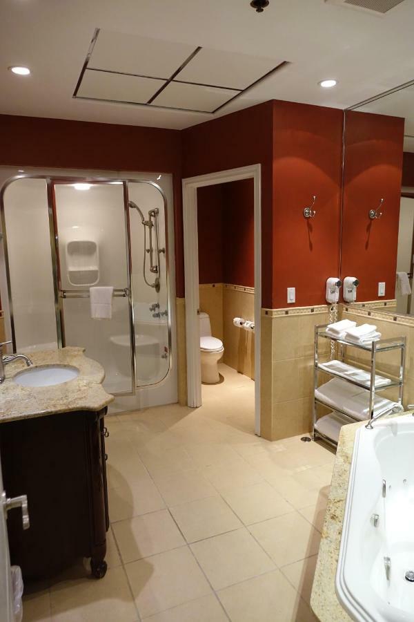 Chateau Louis Hotel & Conference Centre Эдмонтон Экстерьер фото