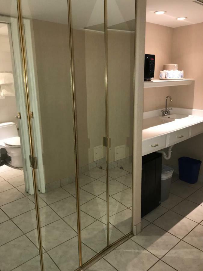 Chateau Louis Hotel & Conference Centre Эдмонтон Экстерьер фото