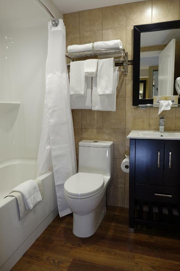 Chateau Louis Hotel & Conference Centre Эдмонтон Экстерьер фото