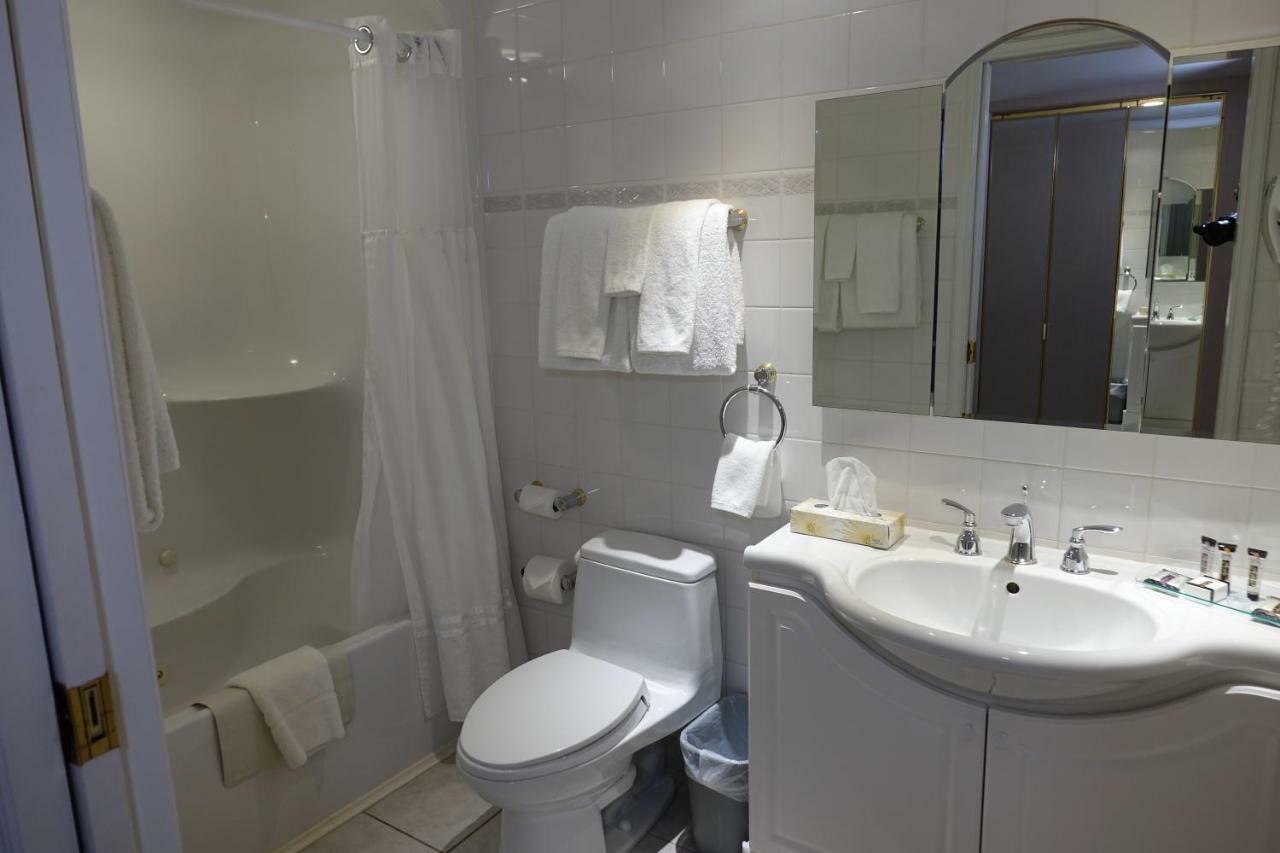 Chateau Louis Hotel & Conference Centre Эдмонтон Экстерьер фото