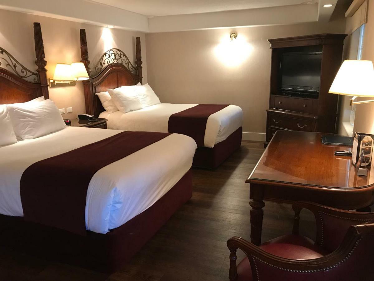 Chateau Louis Hotel & Conference Centre Эдмонтон Экстерьер фото